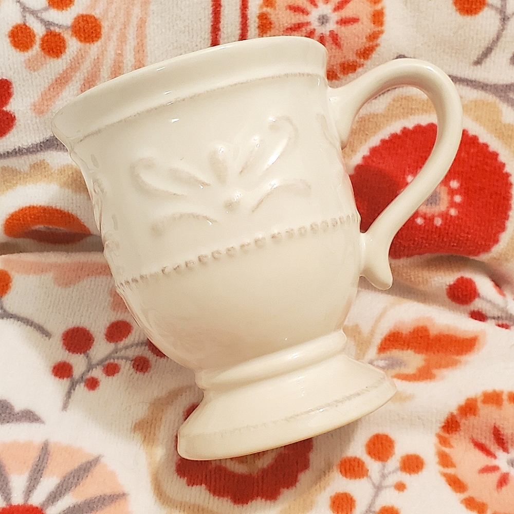 Chris Madden cream JCPenney embossed adalina footed coffee or tea mug